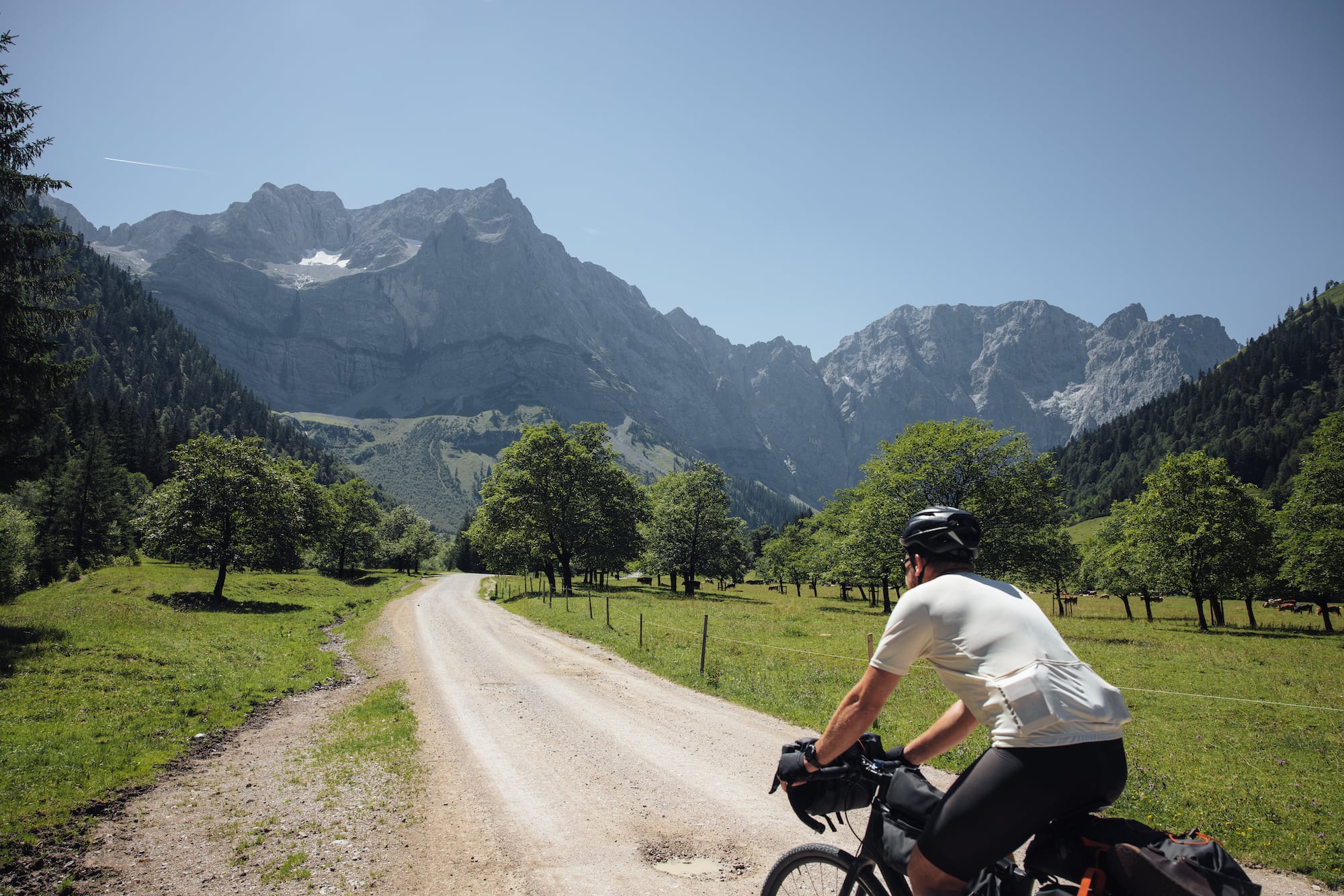 Mann auf Gravel-Bike durch durch Tirol in Österreich