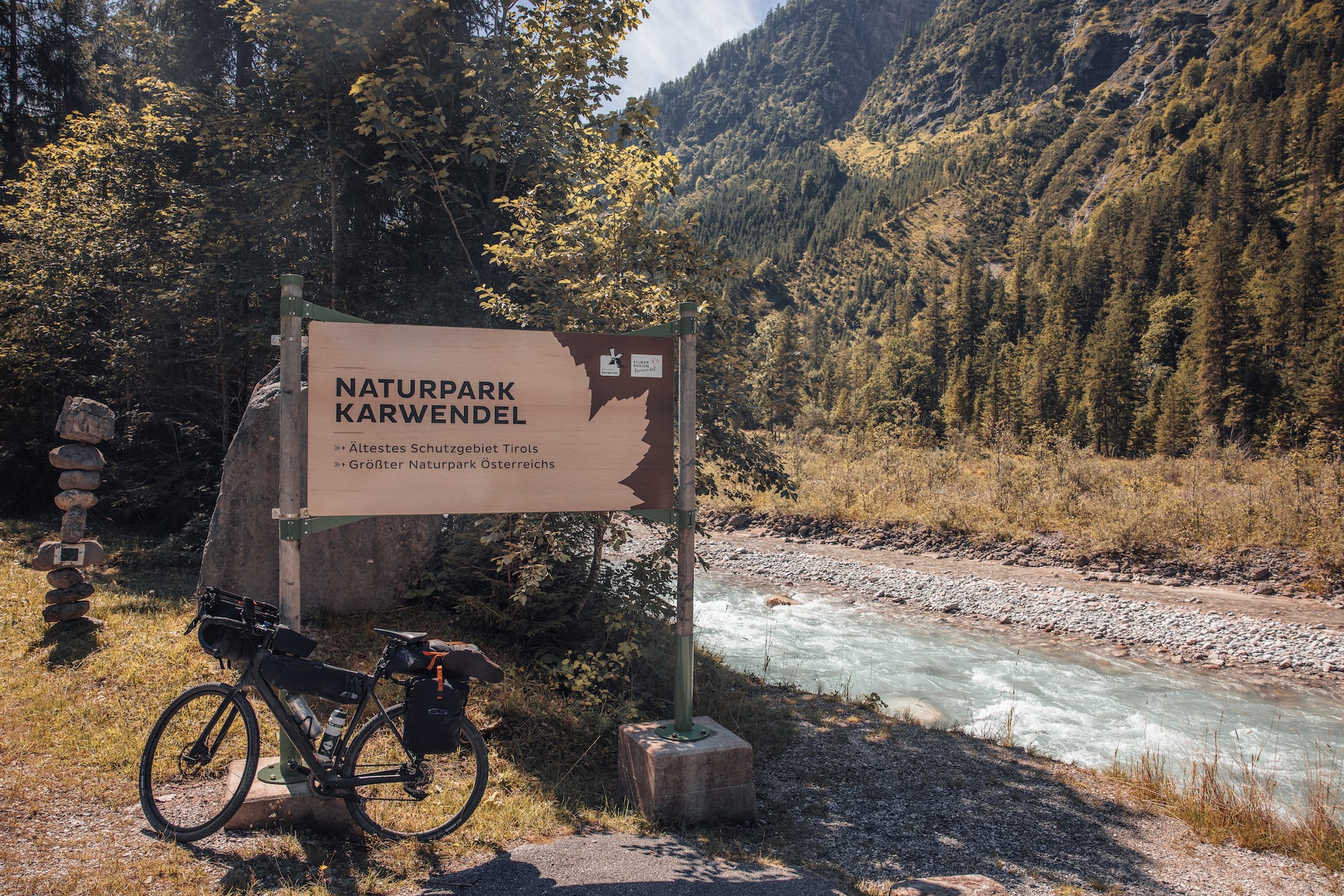 Fahrrad vorm Naturpark Karwendel Schild in Tirol