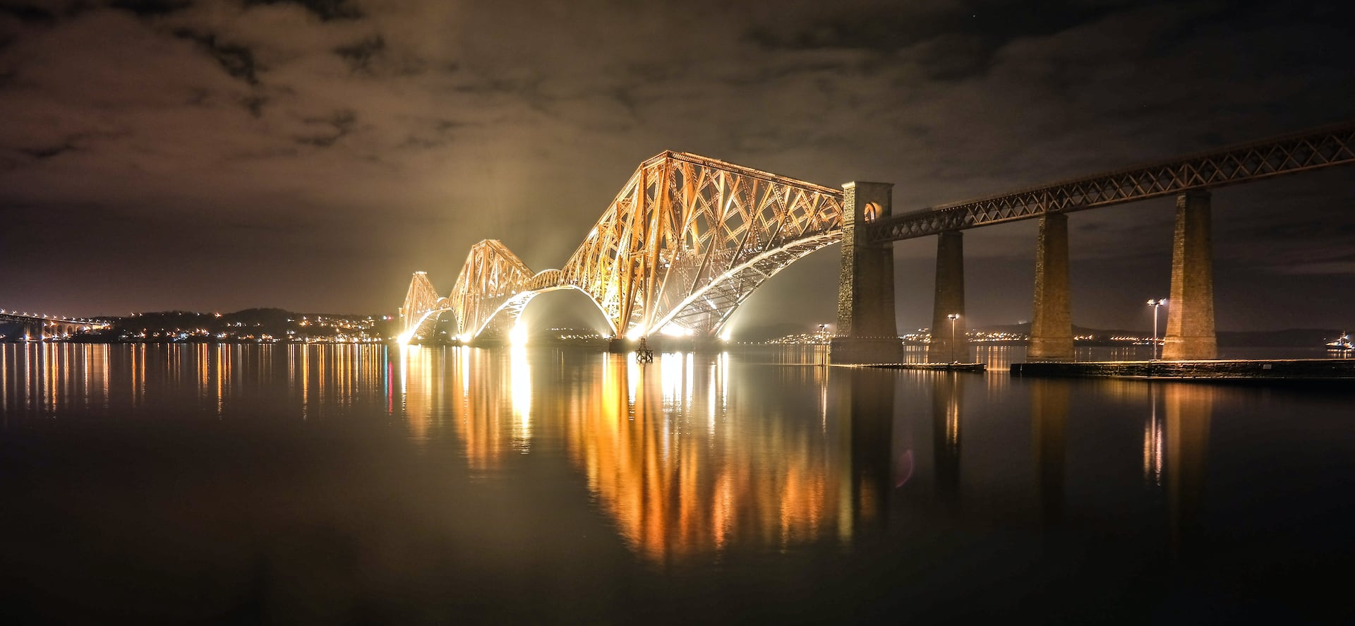 Forth Bridge in Edinburgh zur Silvesternacht