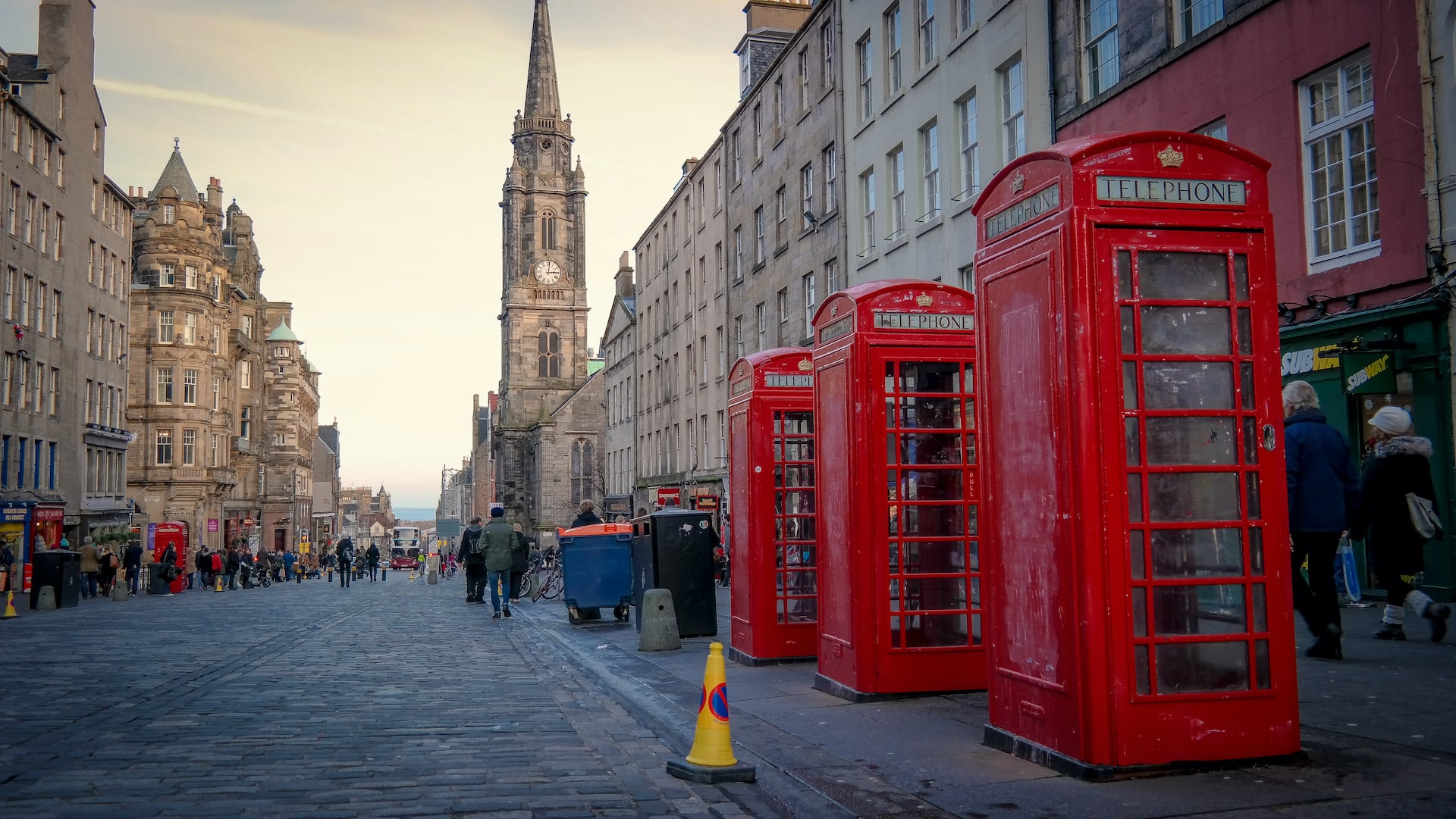 Telefonzellen auf der Royal Mile in Edinburgh