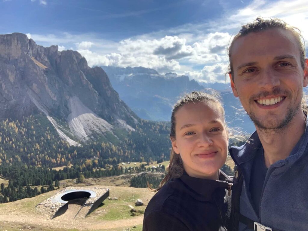 Mann und Frau vor Bergkulisse