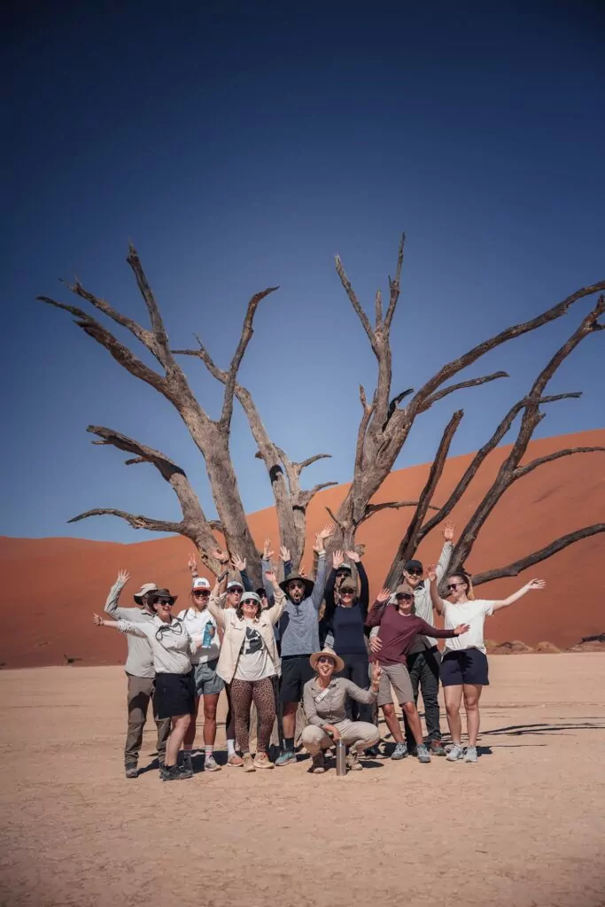 Glückliche Teilnehmer einer Off The Path Gruppenreise in Namibia