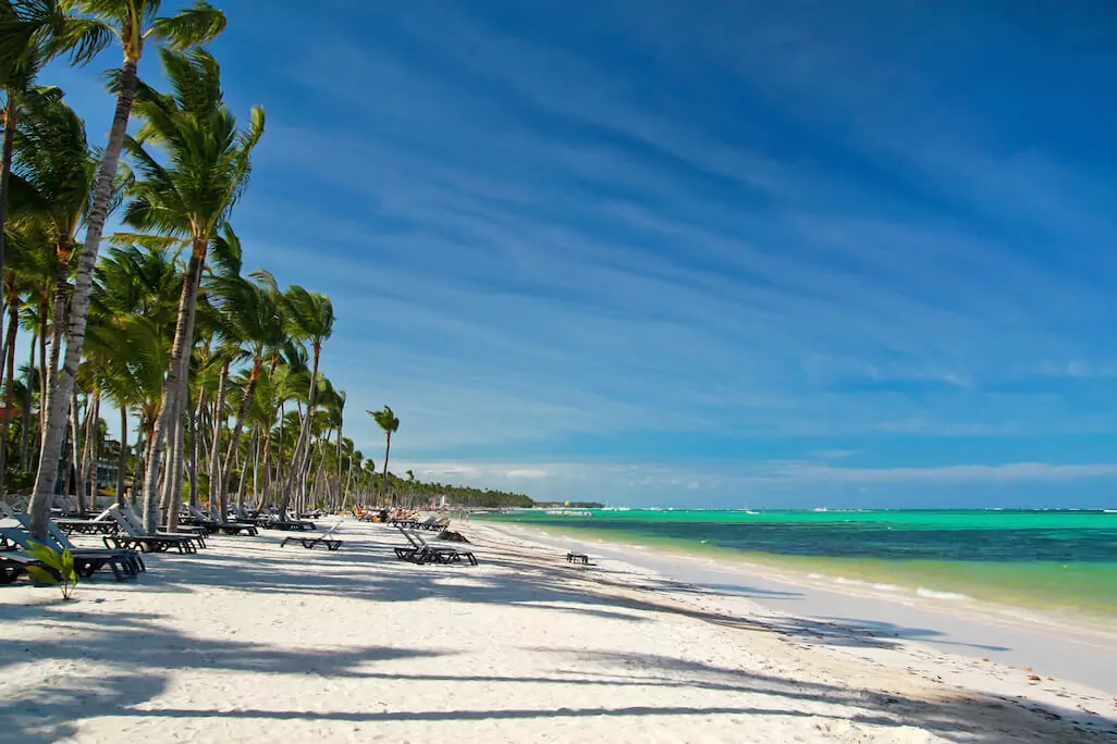 Sandstrand in der Domenikanischen Republik - ein Reiseziel mit Sonne im Winter