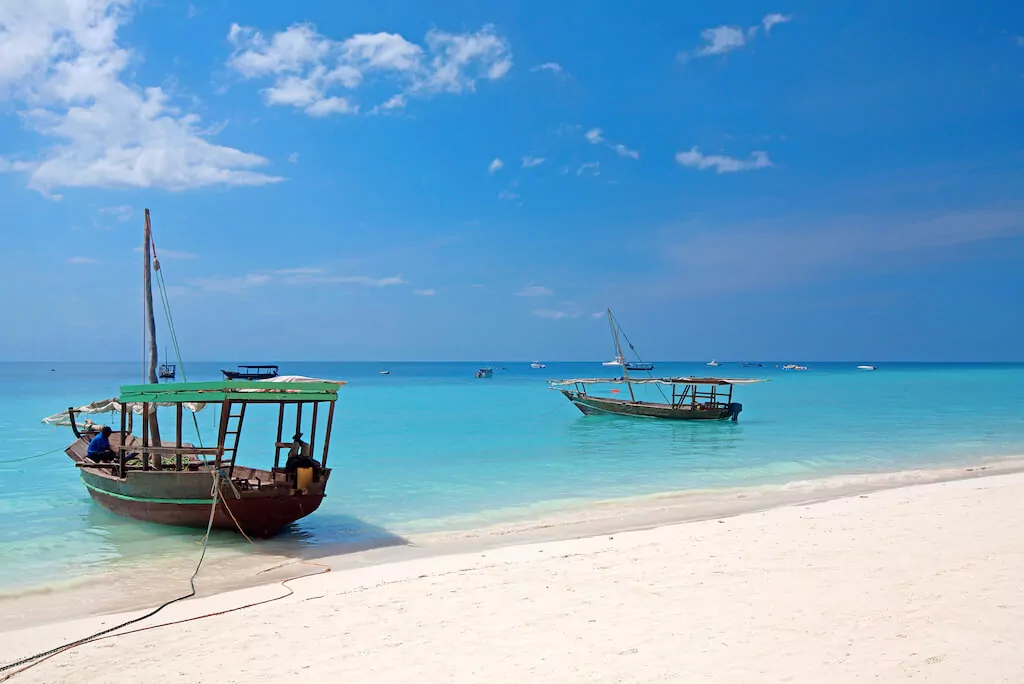 Ein gutes Reiseziel im Winter ist Sansibar. Am weißen Strand mit türkisblauen Meer gibt es Erholung