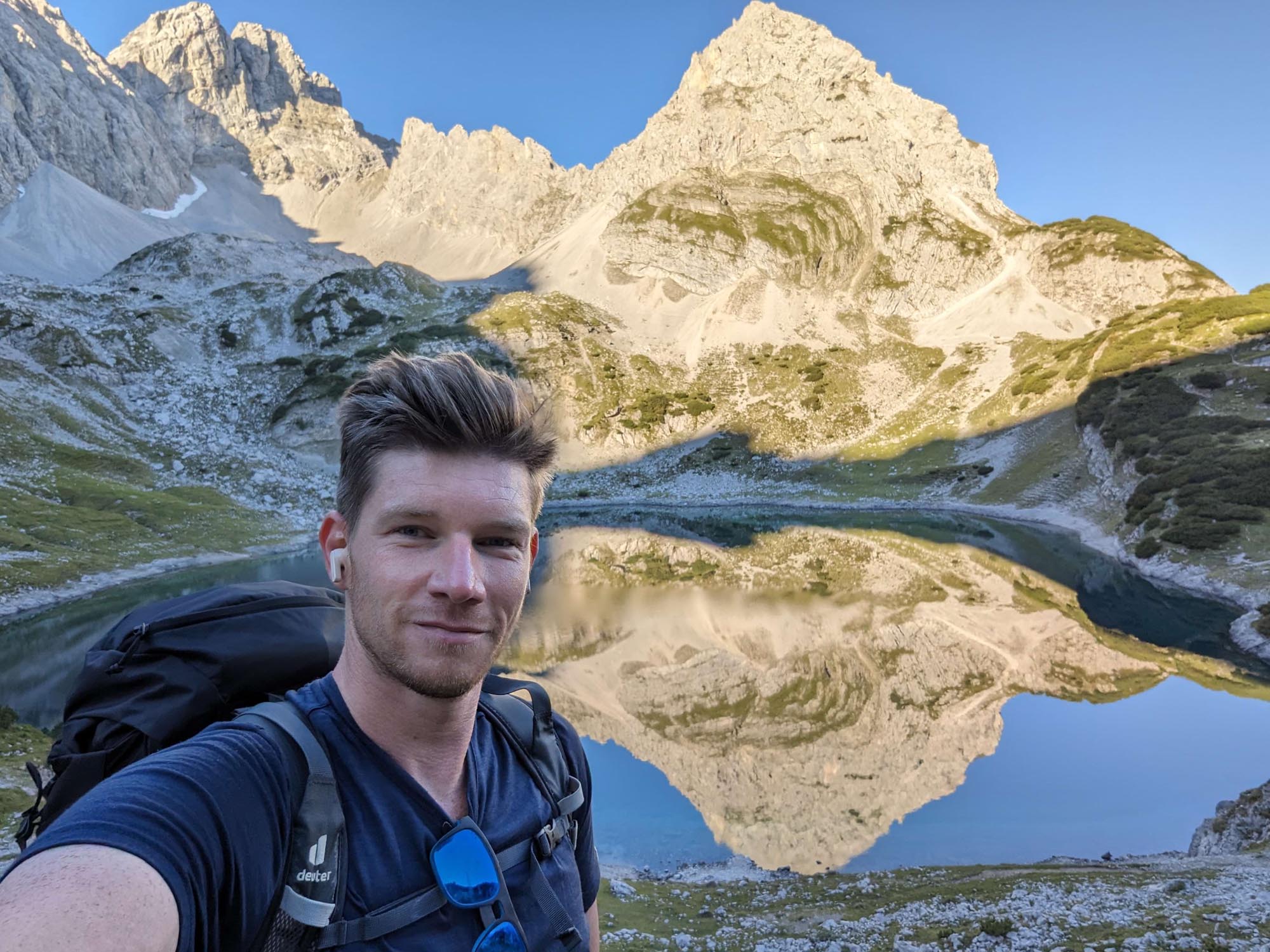 Mann vor Bergkulisse in den Alpen