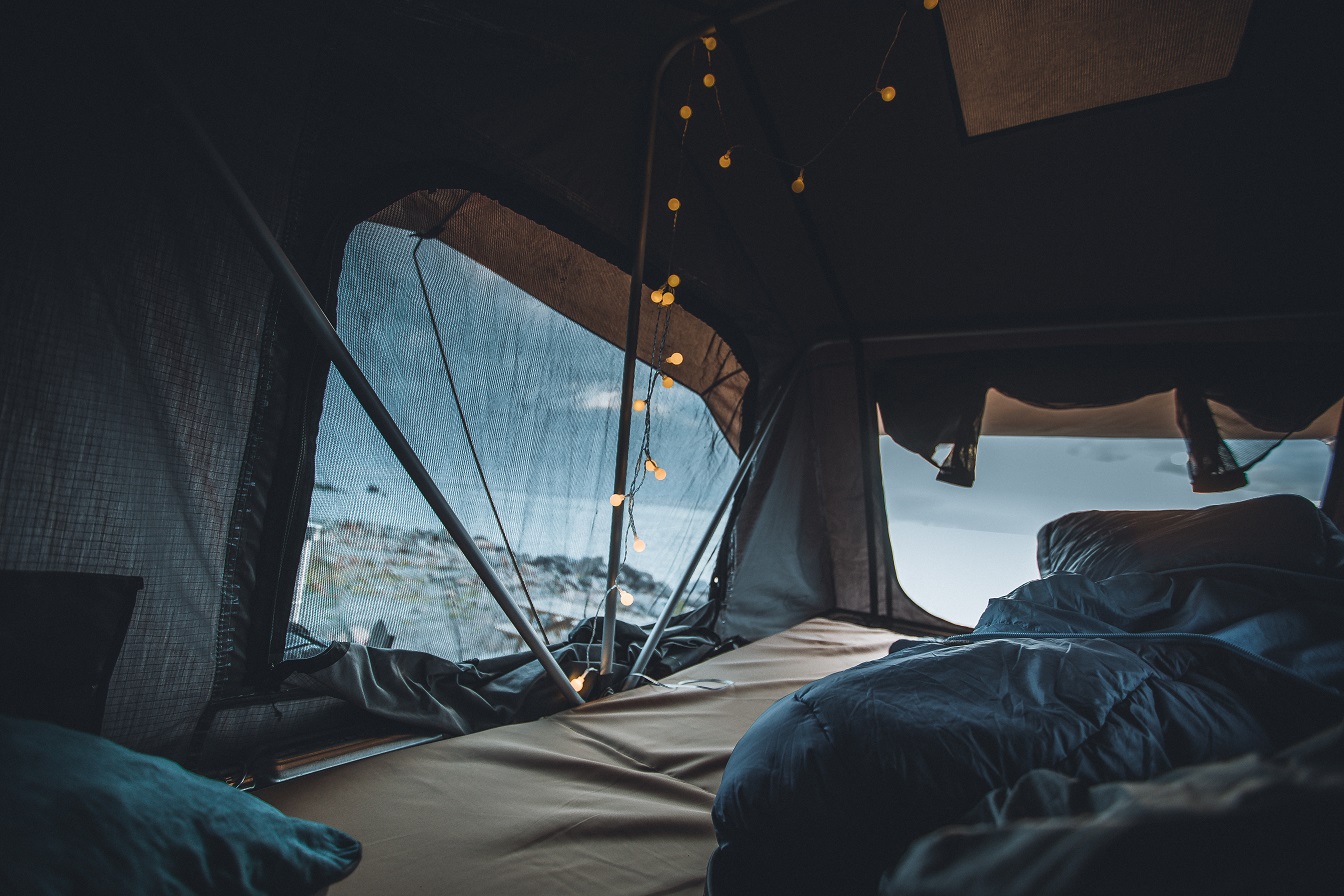 Übernachten auf dem Autodach im Zelt