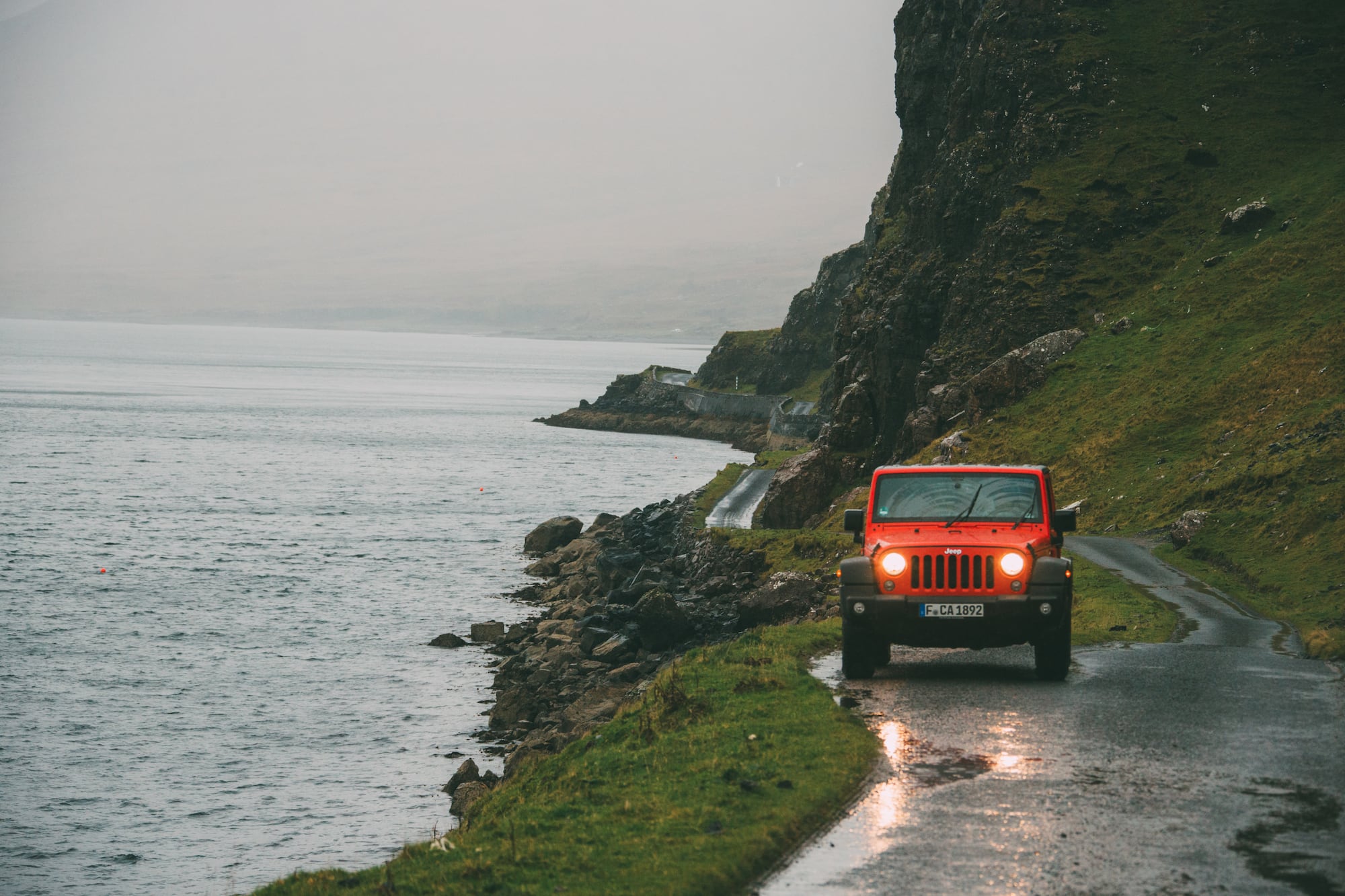 Mietwagen Ohne Kreditkarte Buchen: Auto fährt an der Küste Schottlands entlang