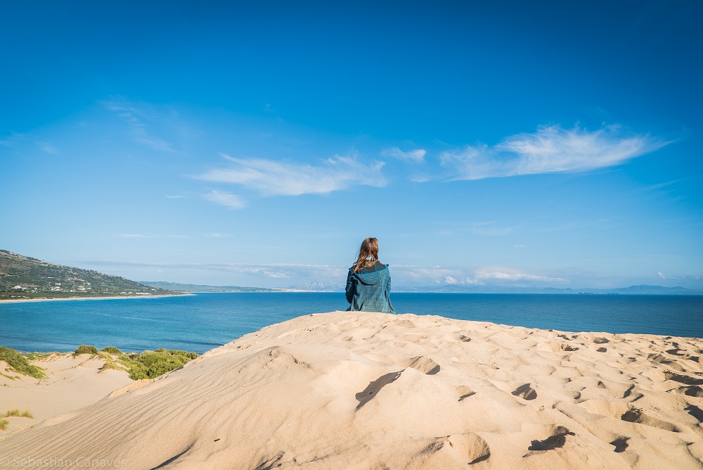Freie Tage für Urlaub nutzen: Frau am Strand von Tarifa