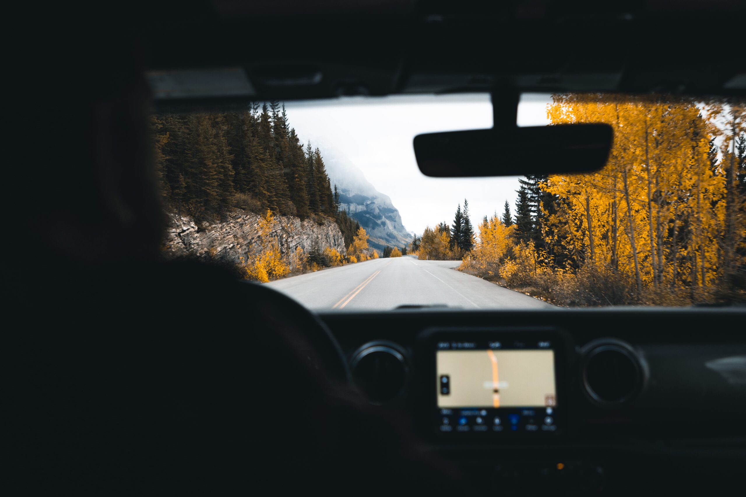Mietwagen Buchen: Fahrt im Auto mit Ausblick auf herbstliche Landschaft