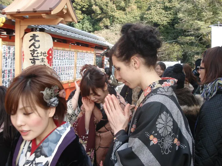 anna bettet in kimono an einem japanischen Schrein