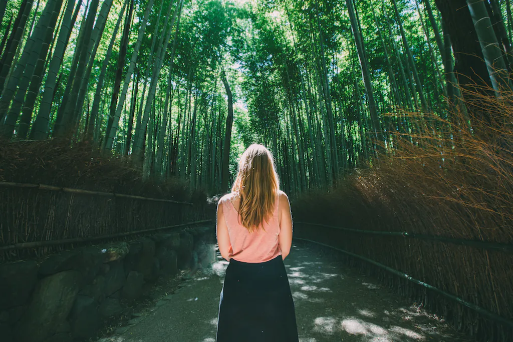 Sprüche Reisen: Frau reist durch Japan Kyoto