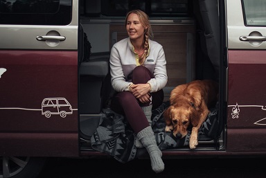 Zeitraum Sabbatjahr ist individuell: Frau und Hund sitzen im Camper