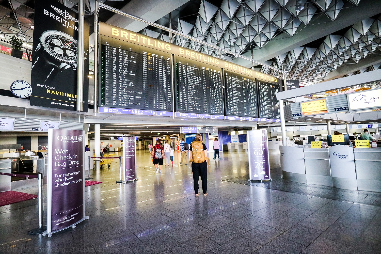 Entschädigung Bei Flugverspätung: Frau steht am Flughafen
