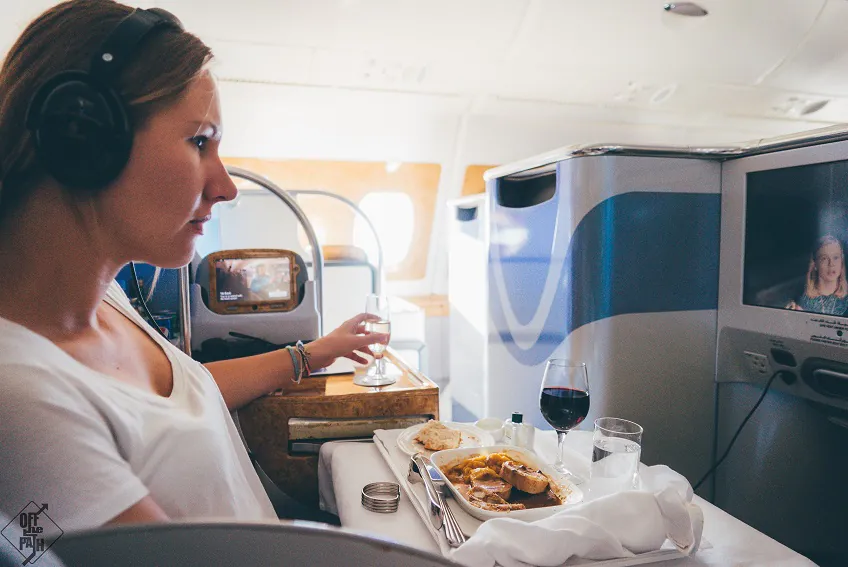 Reisen Entschädigung: Frau sitzt im Flugzeug