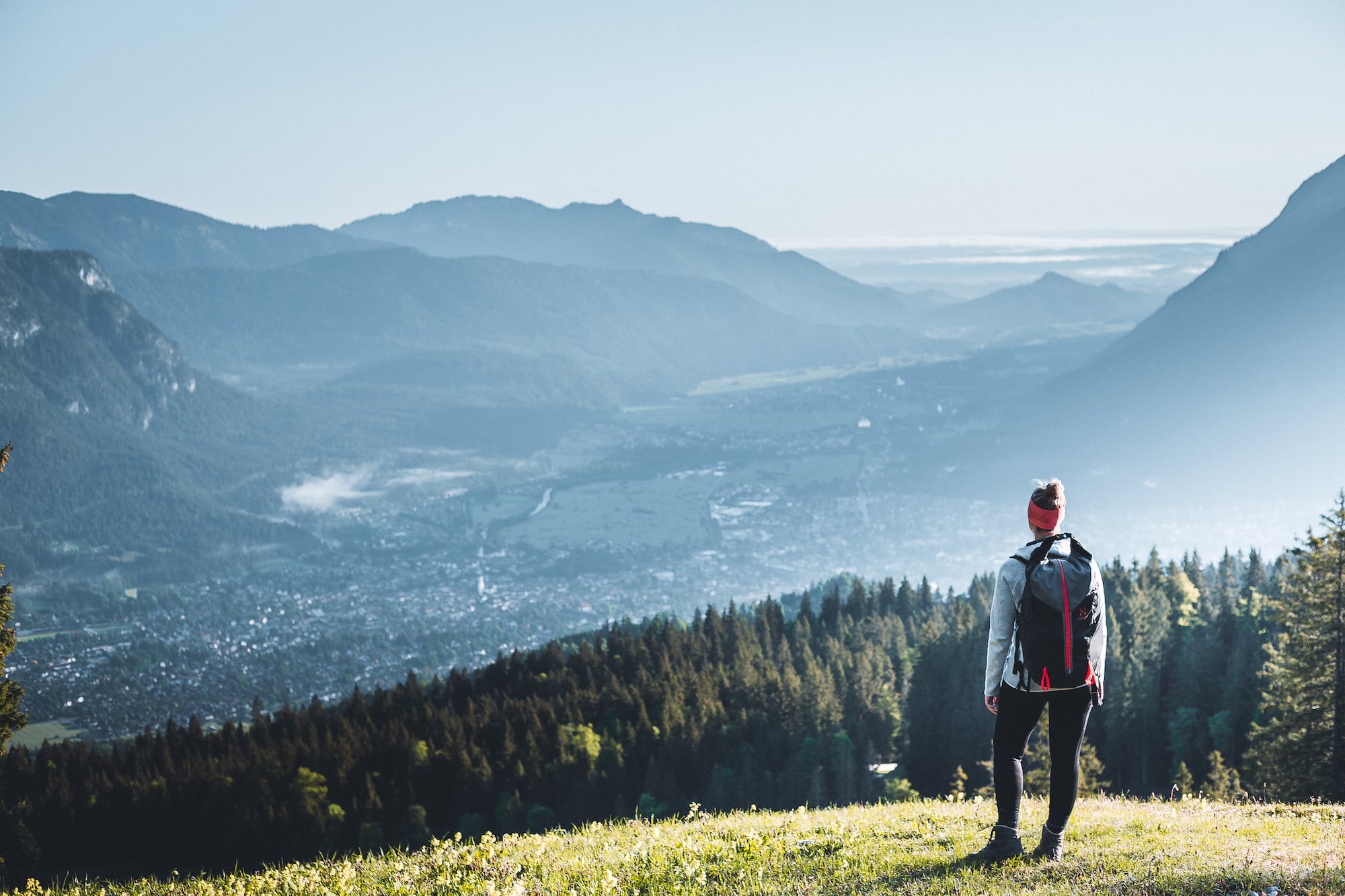 Entspannung Kurzurlaub in Garmisch-Partenkirchen: Frau genießt den Ausblick am Kreuzeck