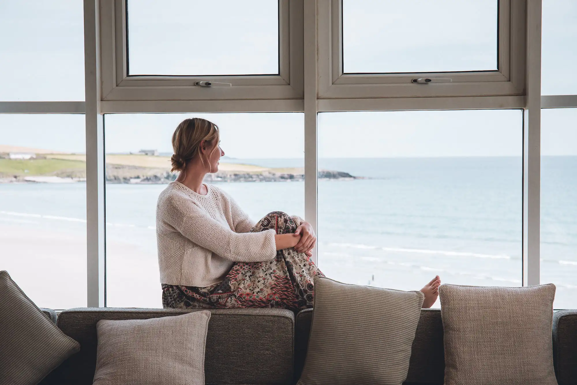 Gäste Genießen Ihren Urlaub: Frau schaut aus dem Fenster