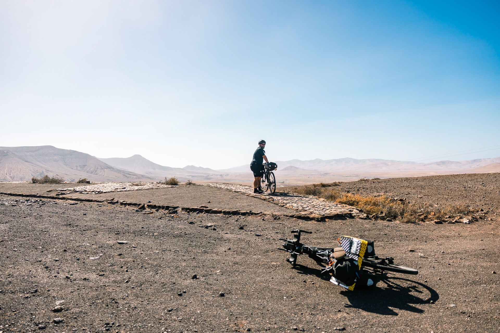 Radfahrer mit Ausblick auf karge Landschaft auf Fuerteventura