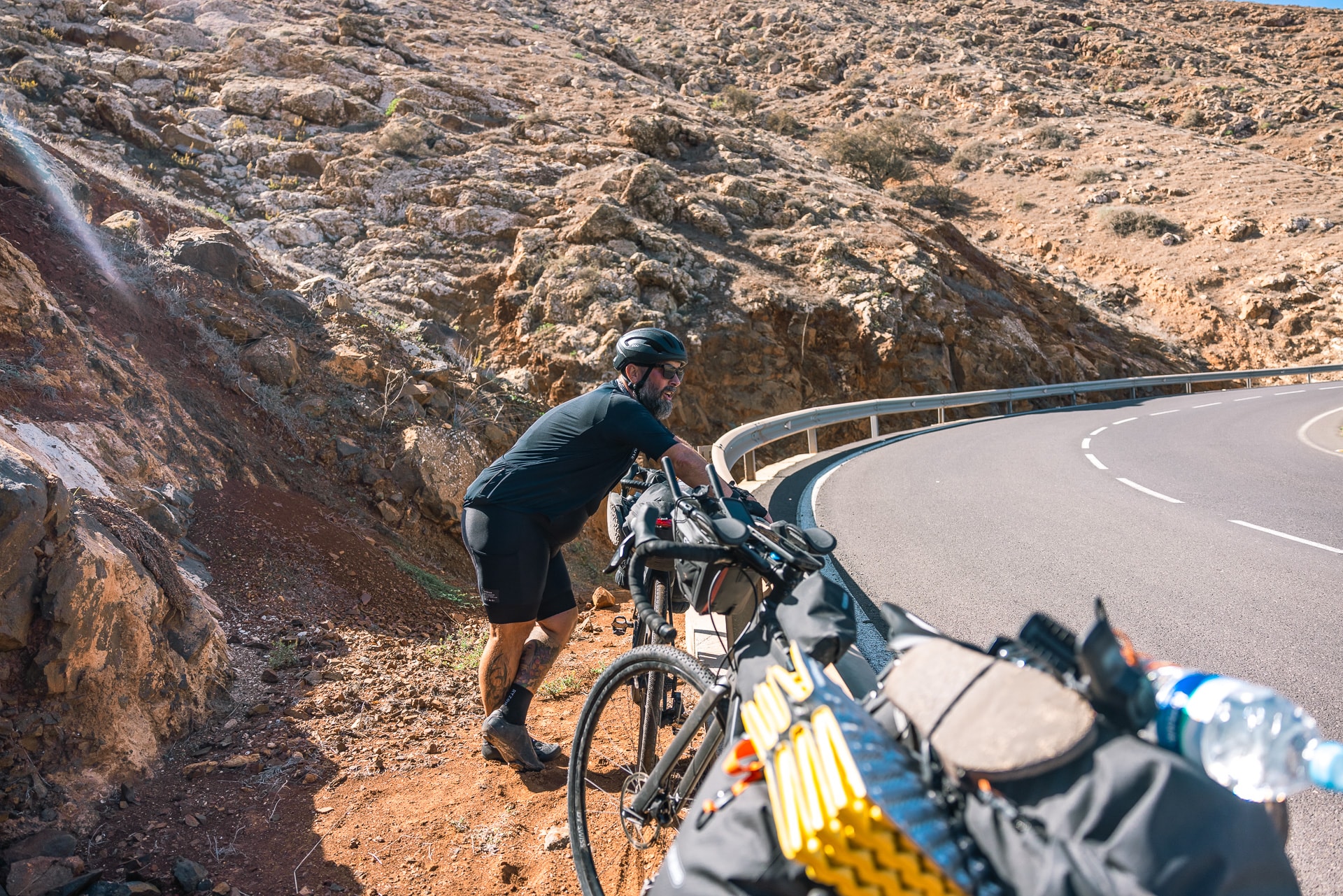 Angestrengter Radfahrer auf Gran Guanche Aufstieg auf Fuerteventura