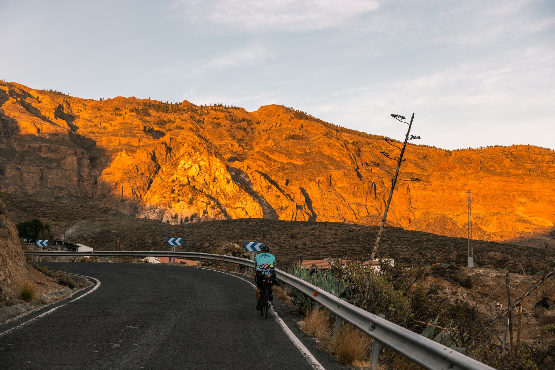 Radfahrer bei Aufstieg im Sonnenuntergang auf Gran Canaria