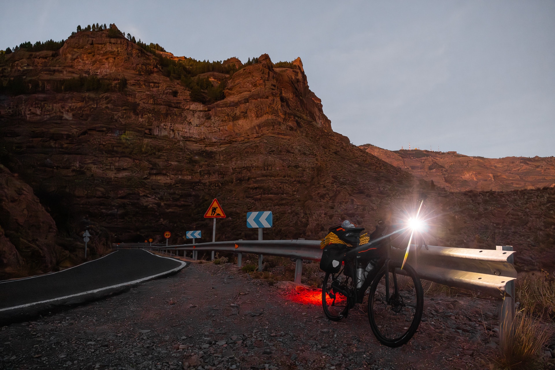 Fahrrad mit Licht bei Dämmerung auf Gran Canaria