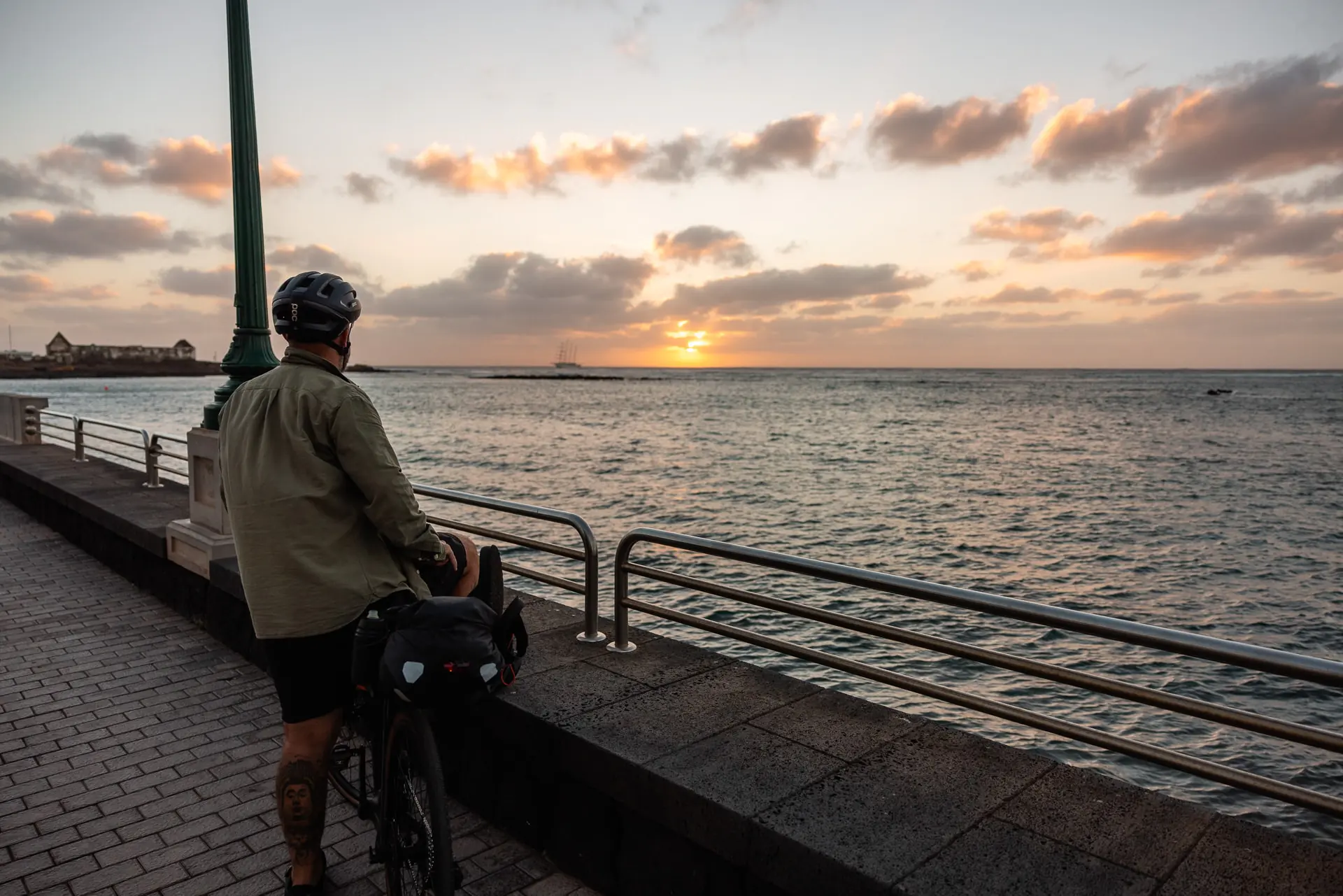 Radfahrer auf Gran Guanche Route bei Sonnenaufgang in Arrecife auf Lanzarote