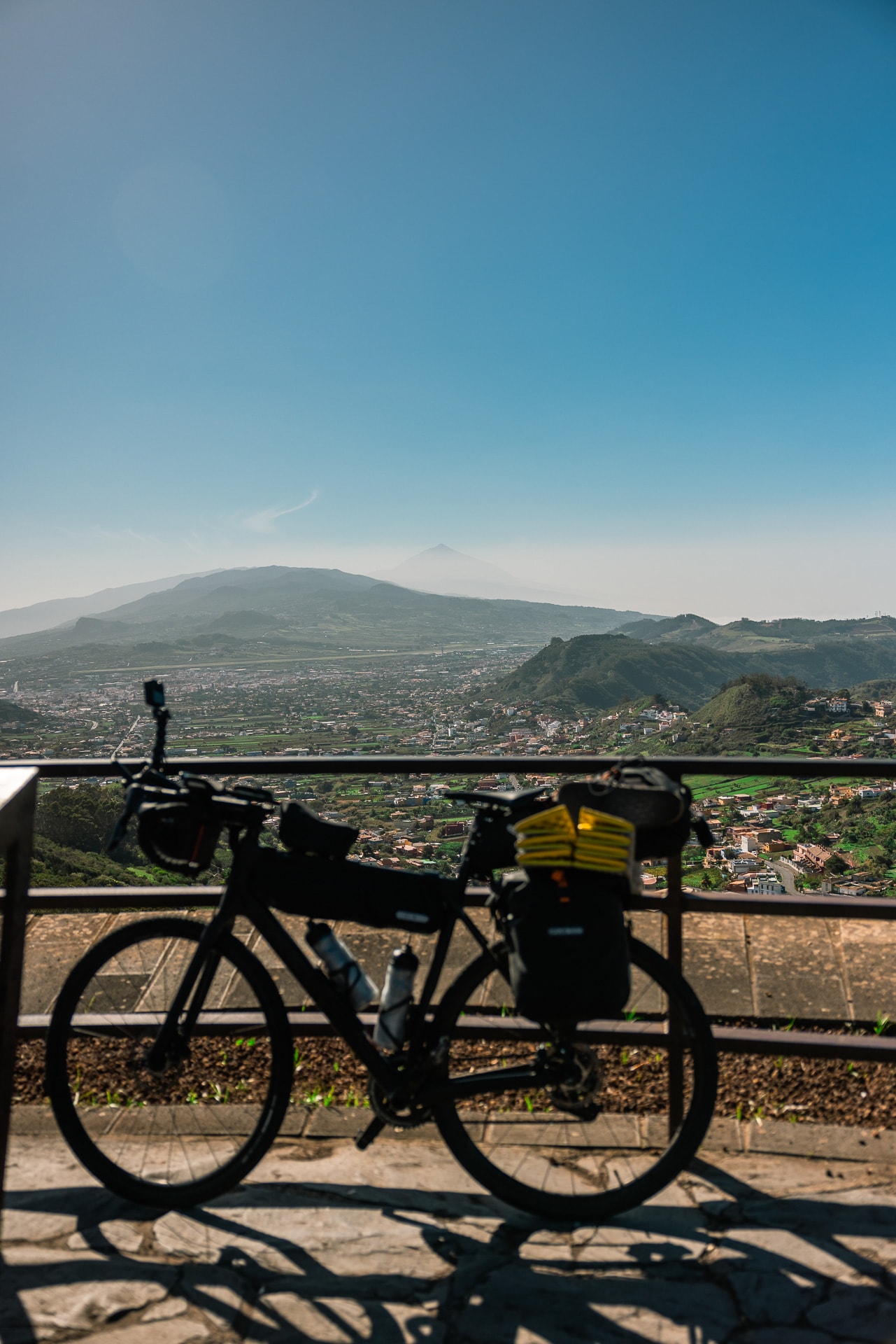 Fahrrad mit Aussicht auf Teide Vulkan