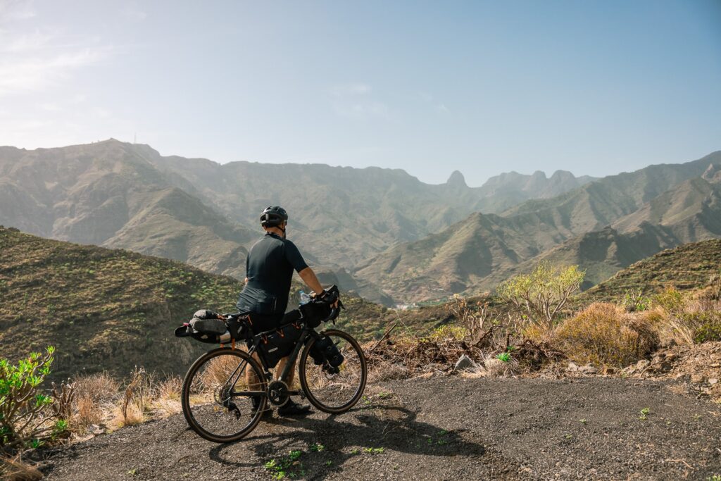 Radfahrer mit Blick auf La Gomera