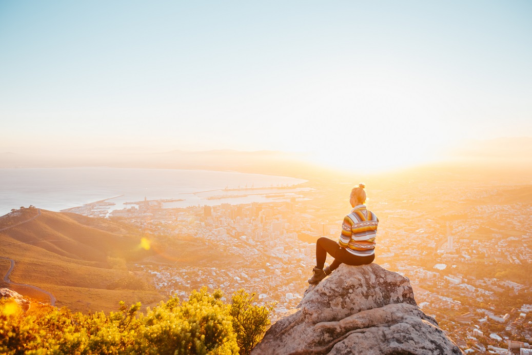 Hobby Fotografie Reisen: Frau sitzt auf Berg in Südafrika