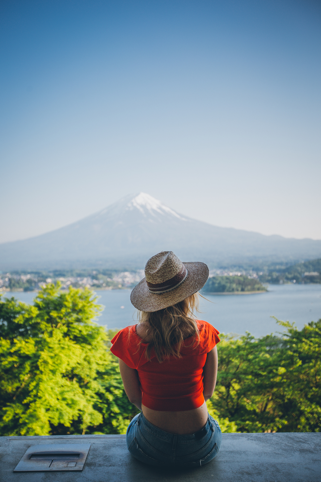 Reisezitate: Frau in Japan auf einer Rundreise Fuji