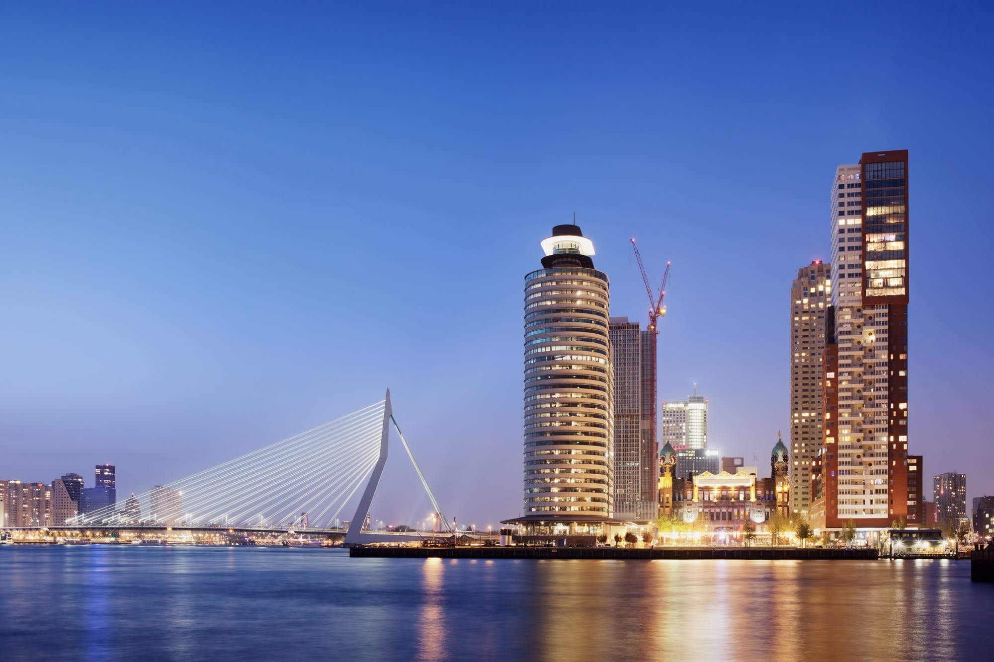 Städtetrips Europa Destinationen: Rotterdam - Skyline bei Nacht