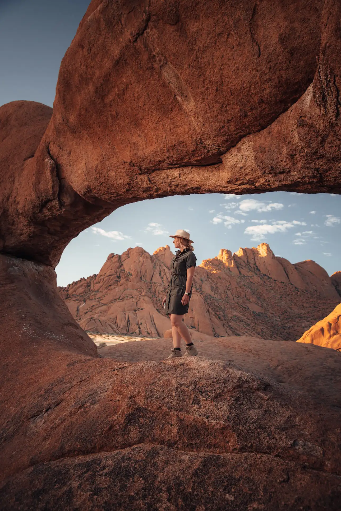 Frau auf einem Selbstfindungstrip in der Wüste Namib