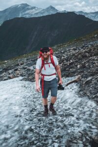 Off The Path Autor Sebastian Canaves Bei Seiner Hüttenwanderung Durch Die Alpen