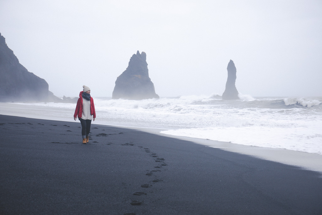 Selbstfindungstrip: Frau am Strand in Island