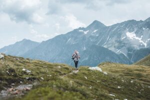 Trekking: Frau beim Trekking in den Bergen
