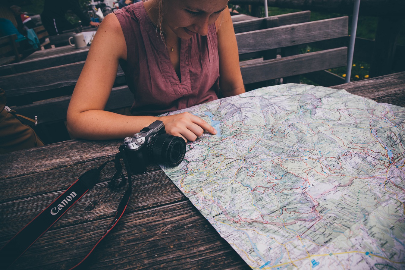 Trekking in Deutschland: Frau schaut in ihre Karte
