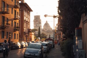 Kleine Gasse mit Blick auf den Schiefen Turm von Pisa
