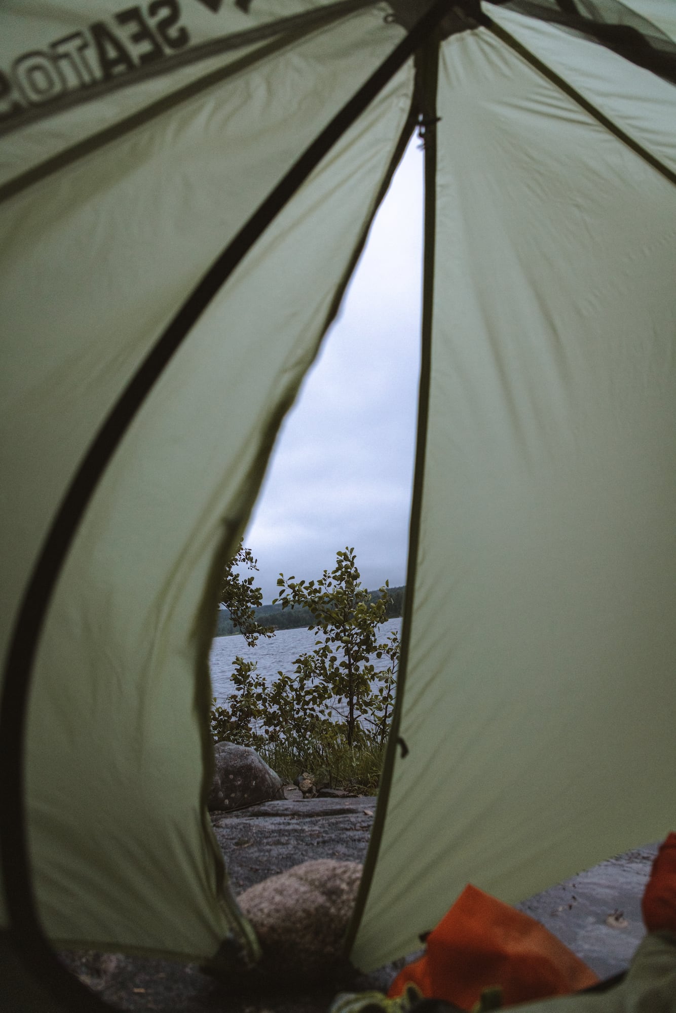 Zelten mit Isomatte: Blick aus dem Zelt auf einen See