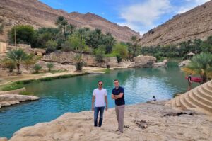 Zwei Männer im Wadi Bani Khalid im Oman