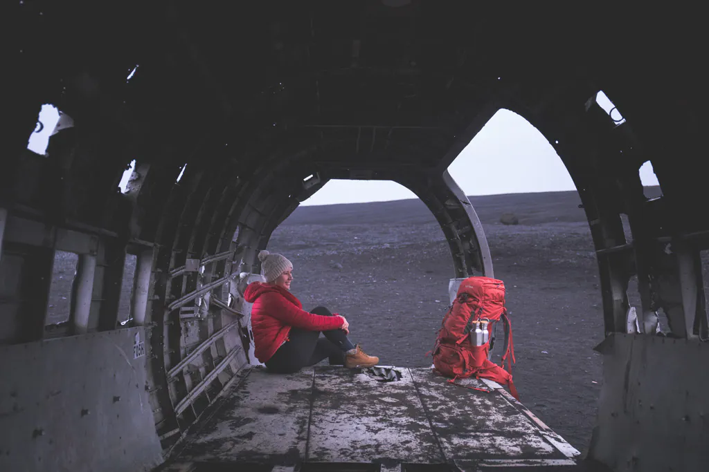 Selbstfindung in Island: Frau sitzt im Flugzeugwrack