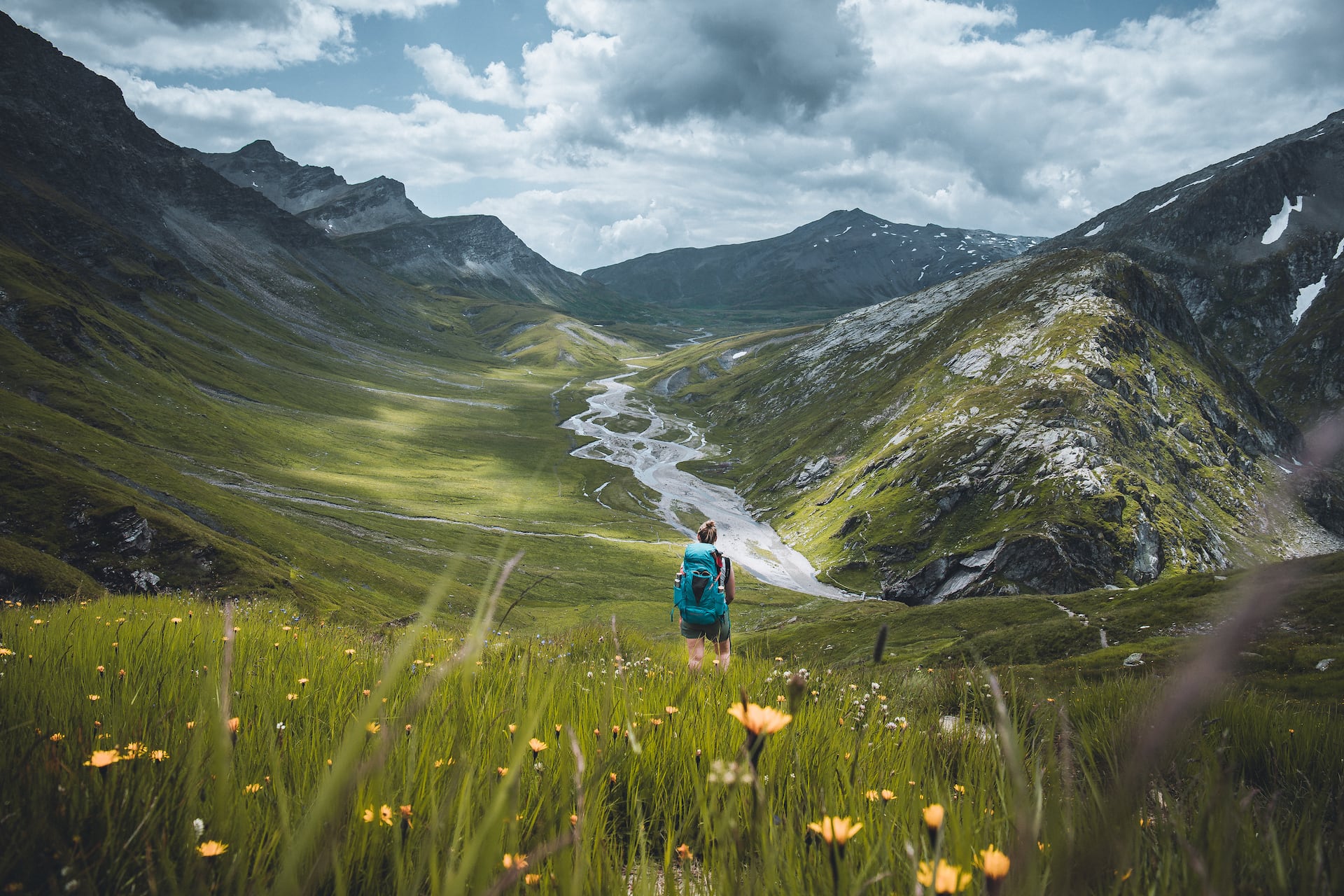 Reise: Frau auf einer ihrer Touren durch Graubünden Greina Hochebene