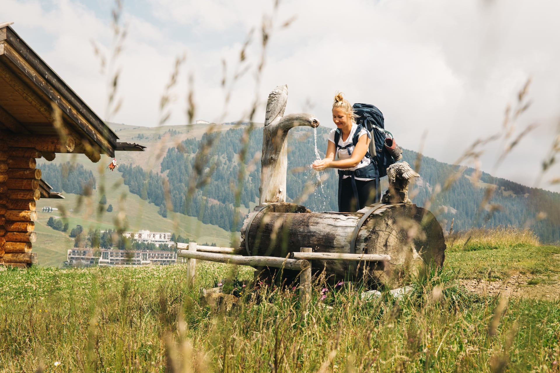 Wandern Und Trekking: Frau auf dem Trek Seiser Alm Südtirol Italien