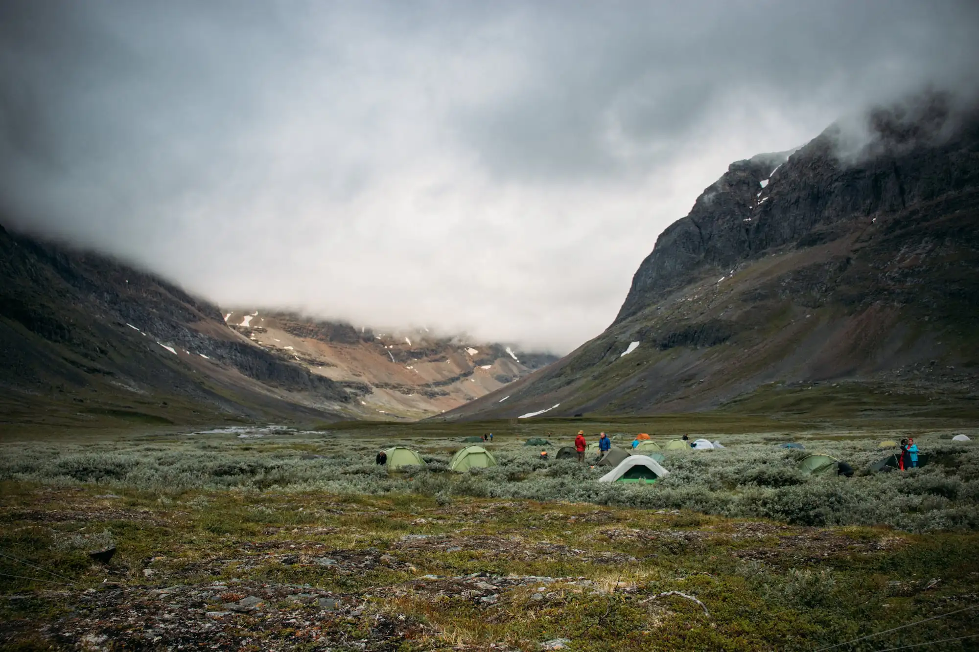 Zelte in der Landschaft: Spaß auf einem Wanderausflug mit Zelt