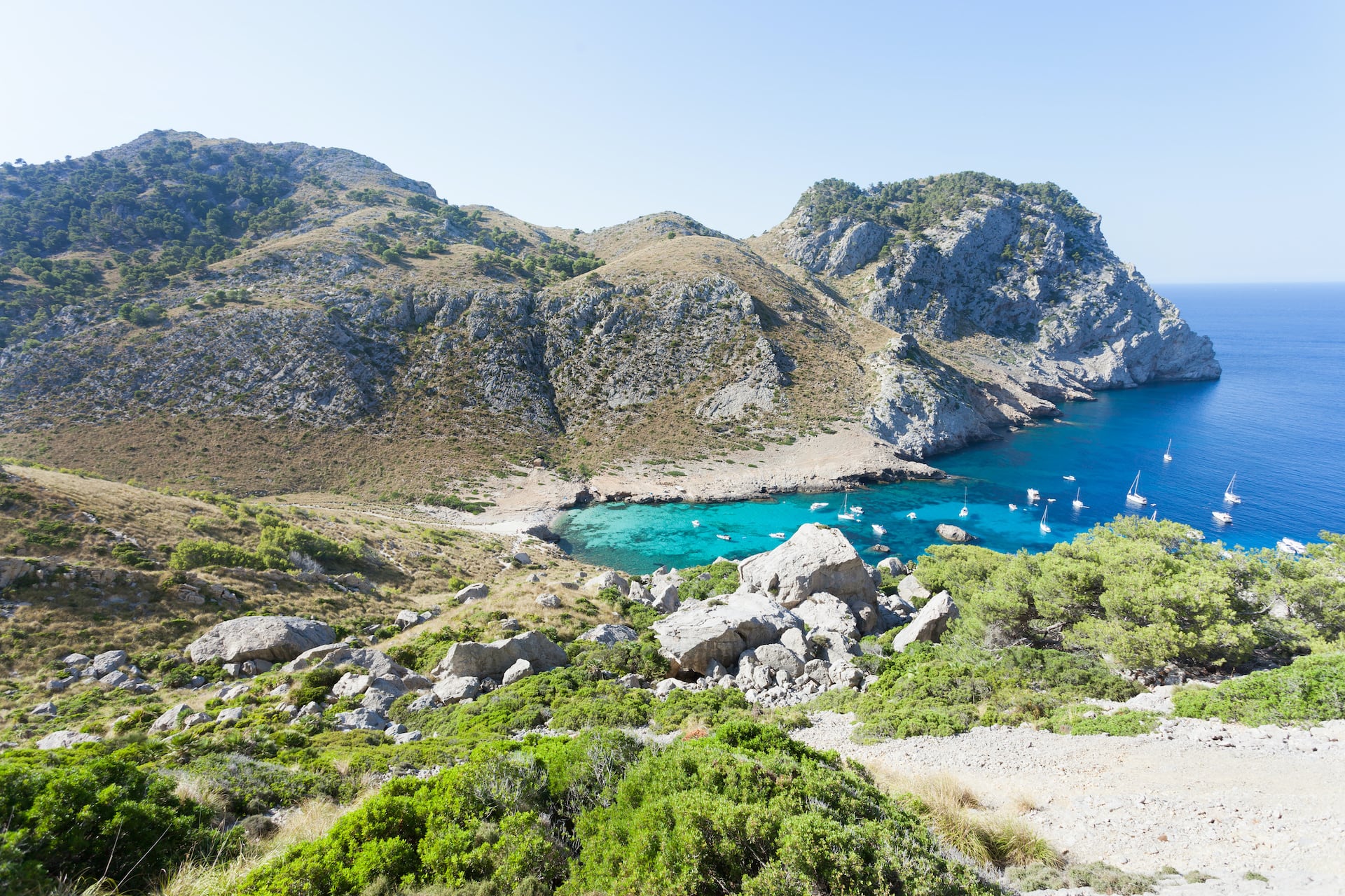 Günstige Urlaubsziele: Blick auf eine Bucht auf Mallorca