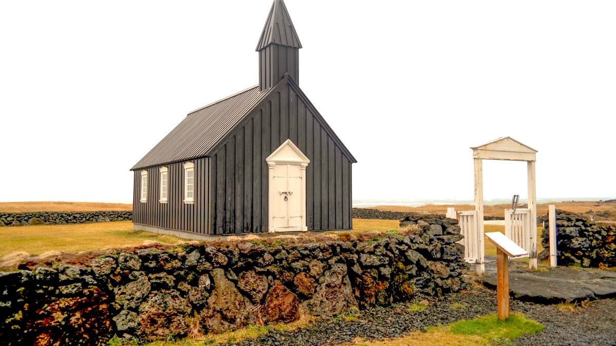 Hier siehst du die Búðakirkja-Kirche, ein echter Geheimtipp auf deiner Island Rundreise.