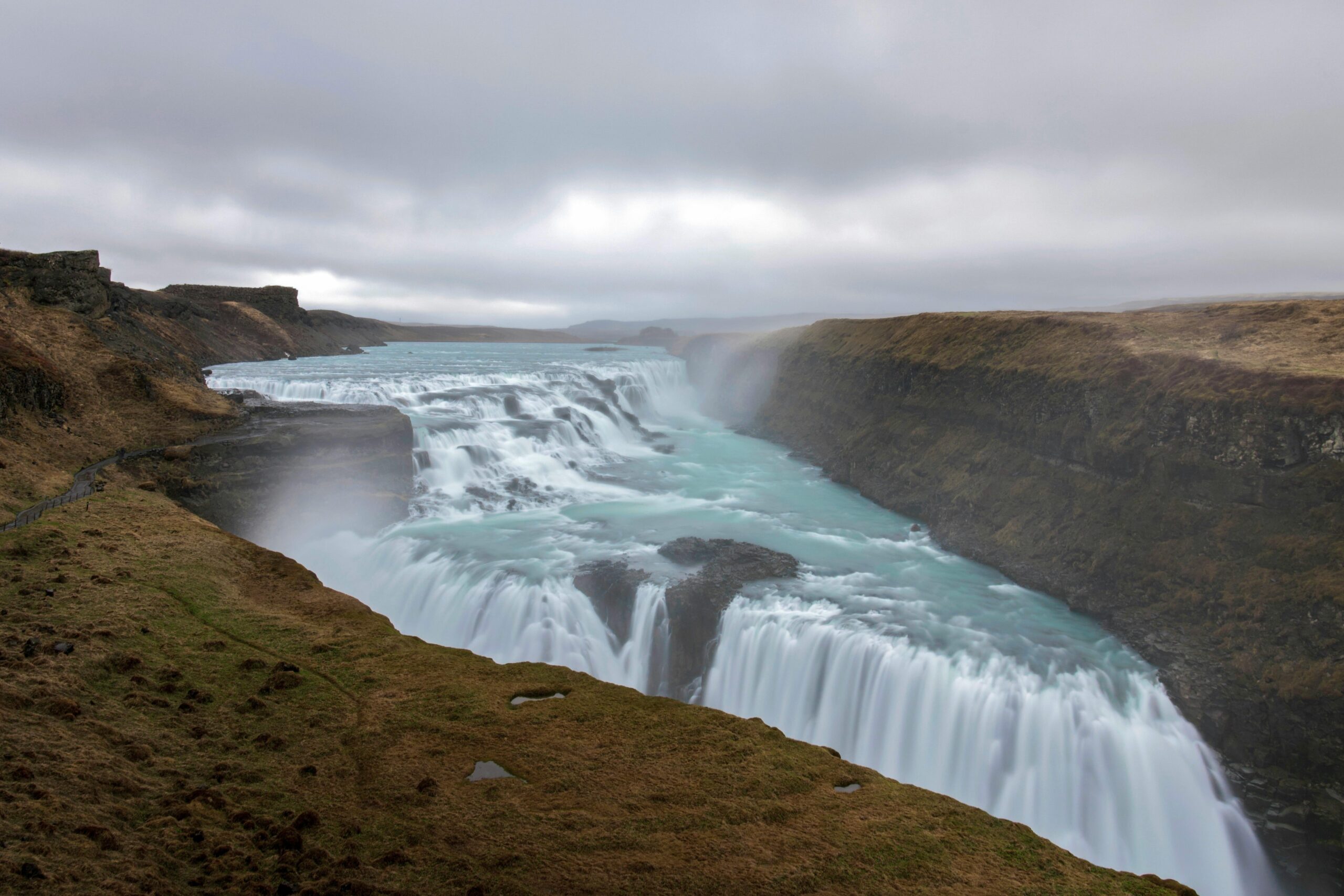 Hier siehst du den Gullfoss Wasserfall in Island.