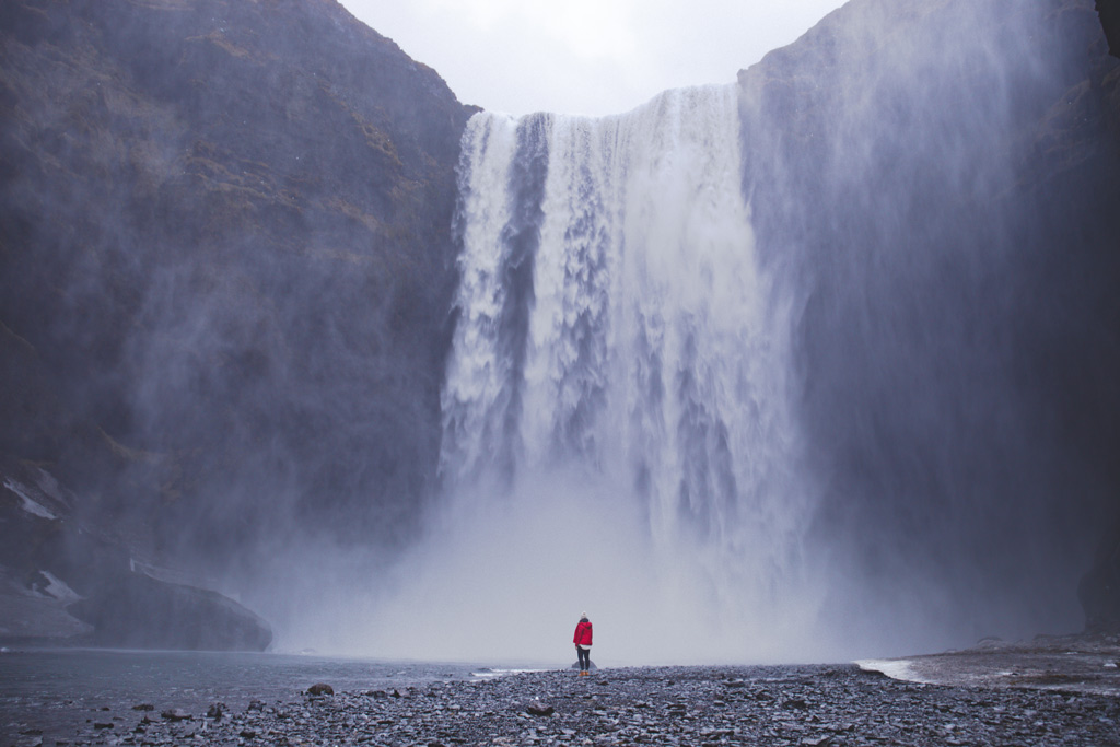 Hier siehst du Line vor dem Wasserfall in Island.