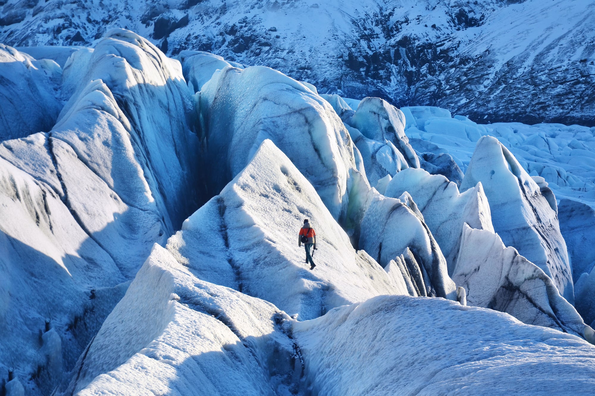 Eine Gletscherwanderung im Skaftafell Nationalpark darf auf deiner Island Rundreise nicht fehlen.