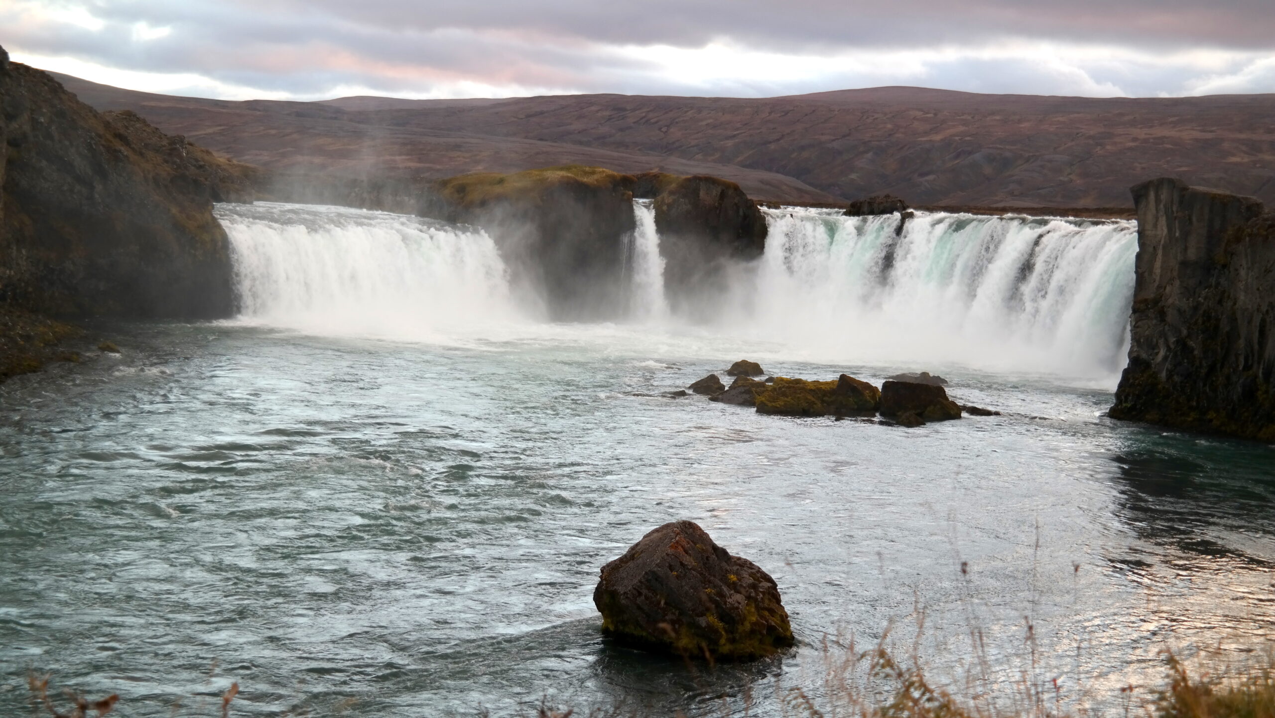 Entdecke den Godafoss-Wasserfall auf deiner Island Rundreise.