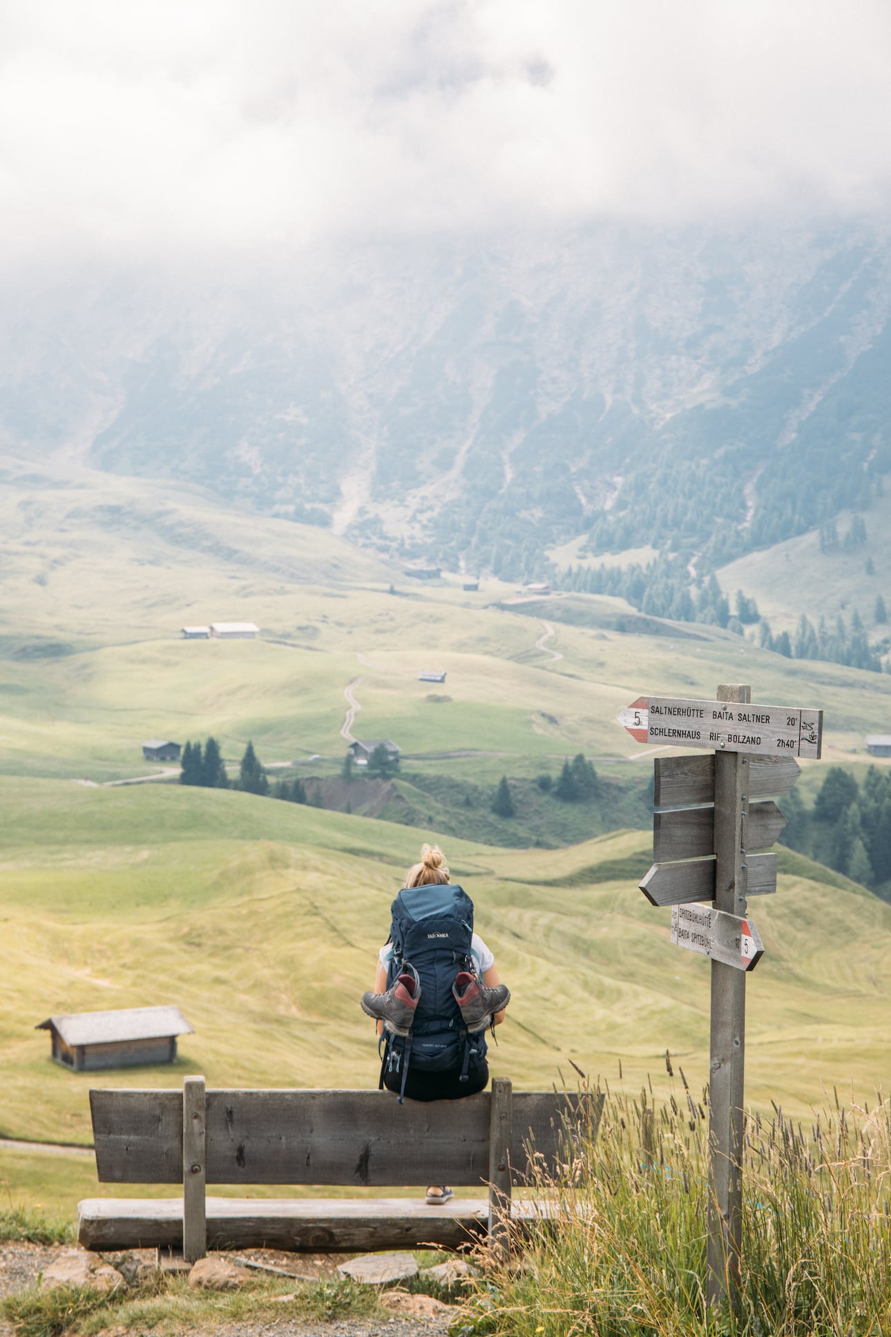 Frau macht eine Pause auf ihrem Weg zur Seiser Alm in Südtirol in Italien