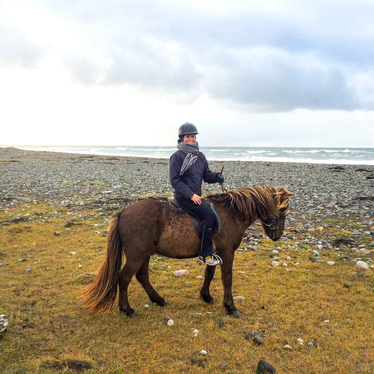 Wir zeigen dir abenteuerliche Reittouren auf Islandpferden nahe Reykjavik.
